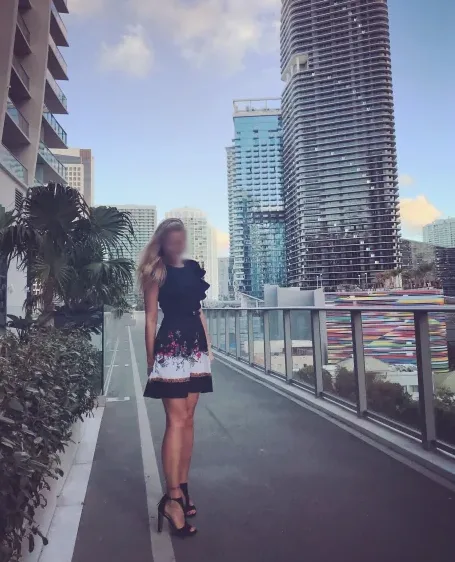 Eva, 35