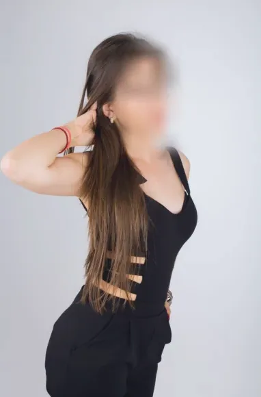 Mia, 28